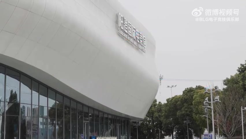 png电子网站BLG发布对阵LNG赛事VLOG：过个好年！祝大家新年快乐！