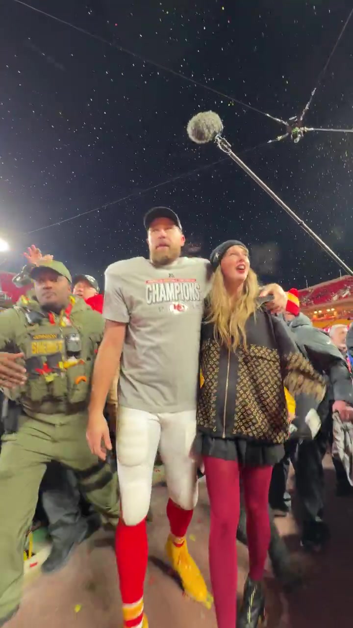 png电子网站甜蜜！酋长晋级超级碗，泰勒-斯威夫特进场与男友凯尔斯一起庆祝