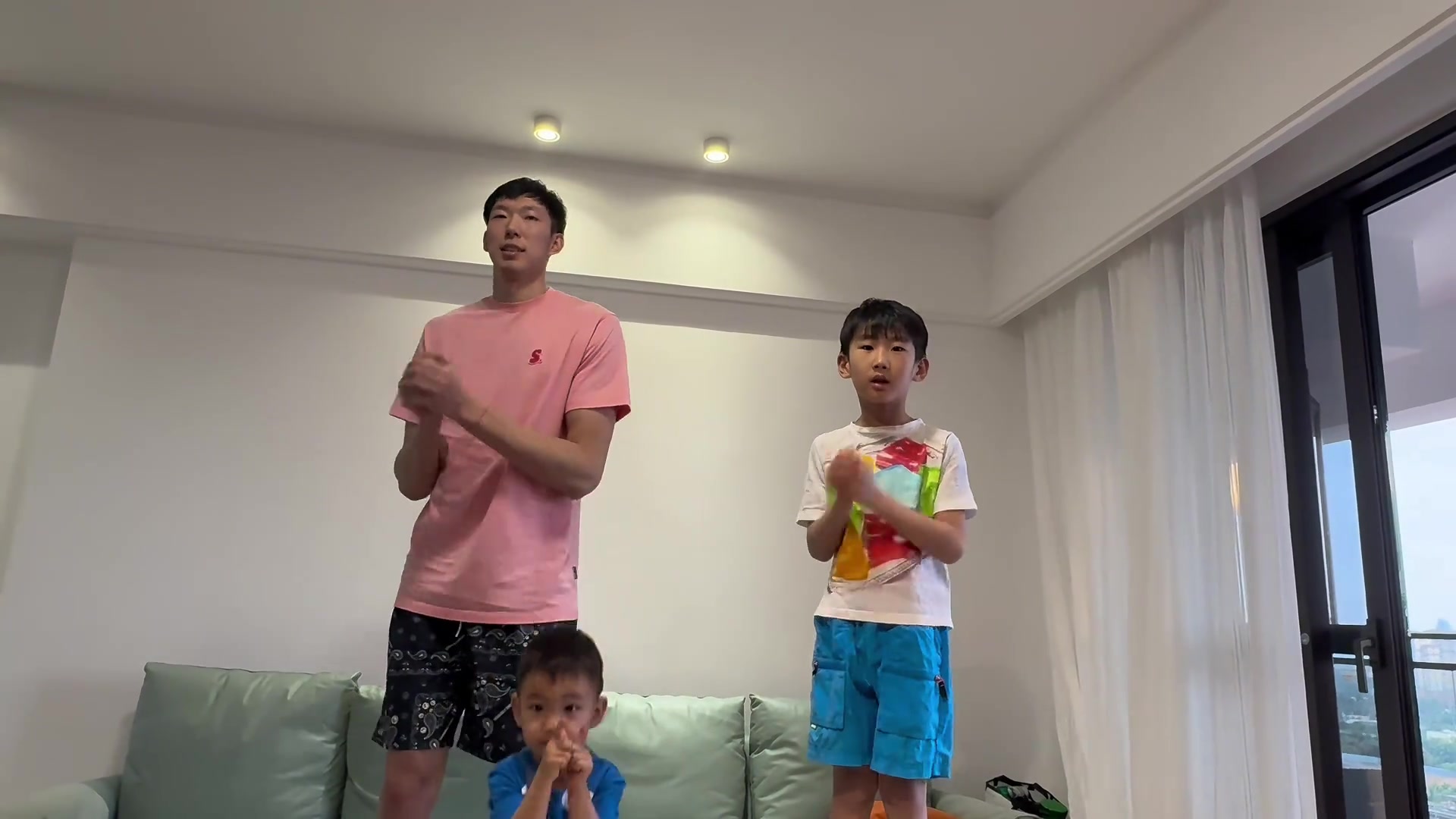 png电子网站送祝福！周琦与两个儿子给球迷拜年 正月初二将参加男篮集训