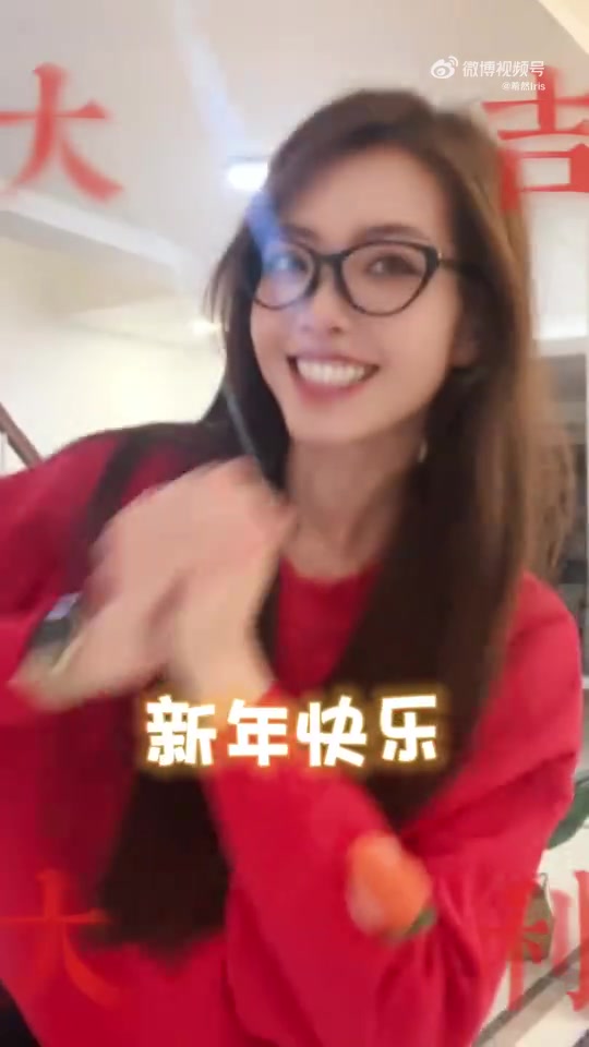 png电子网站希然初一拜年视频：新年红！超正红色卫衣沾喜气