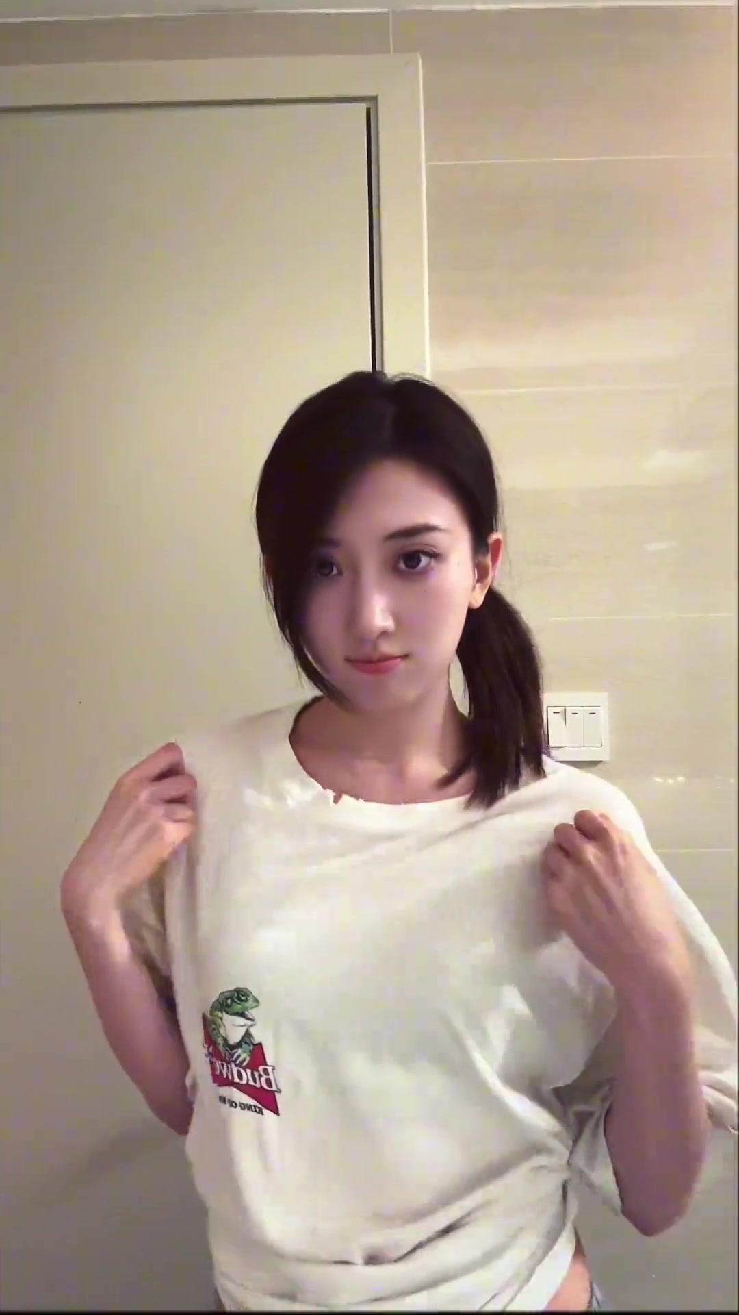 png电子网站主持唯嘉分享视频：每日一曲，舞蹈已然融入了我的生命！