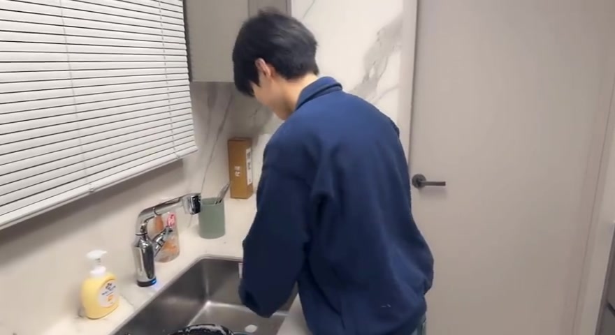 png电子Smeb突然直播：Deft出现在镜头前开始洗碗