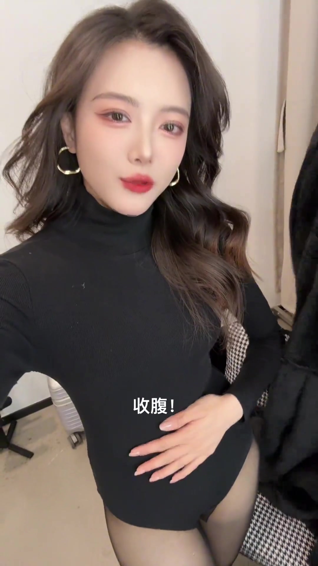 png电子黑丝驼子！LPL女主持人骆歆分享视频：来拍肯豆风 收腹！