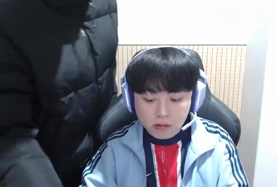 png电子谁直播做的过你呀！Showmaker因上次点外卖被Lucid和BeryL争抢 决定锁门来应对Gank的队友