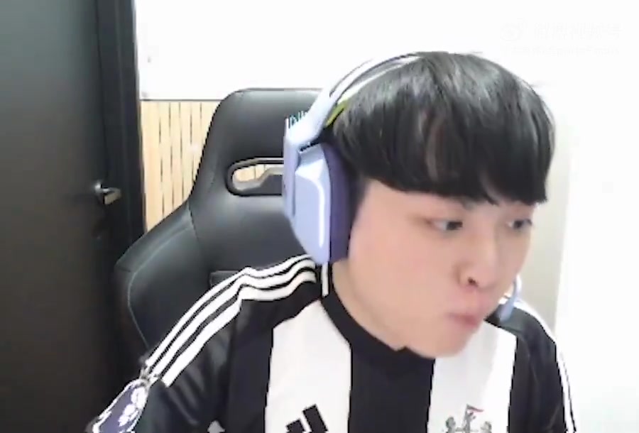 png电子谁直播做的过你呀！Showmaker因上次点外卖被Lucid和BeryL争抢 决定锁门来应对Gank的队友