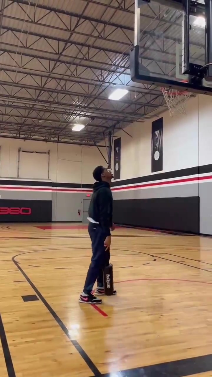 png电子身穿中国队训练服❤️17岁华裔后卫朱正晒训练视频：随时准备着