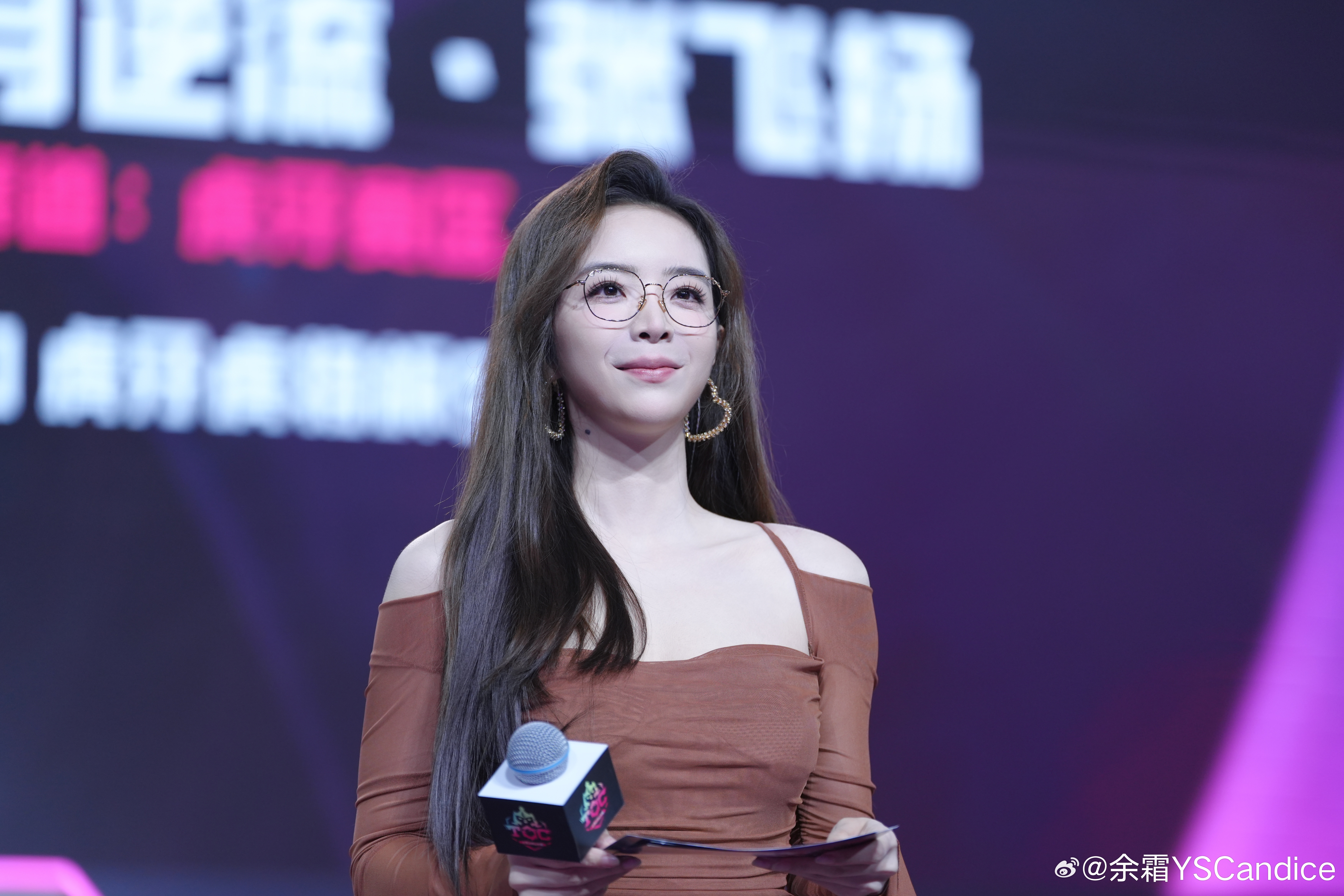 png电子网站羡慕管狗！余霜晒照：今天是黑长直配美拉德风！完全不一样呢！