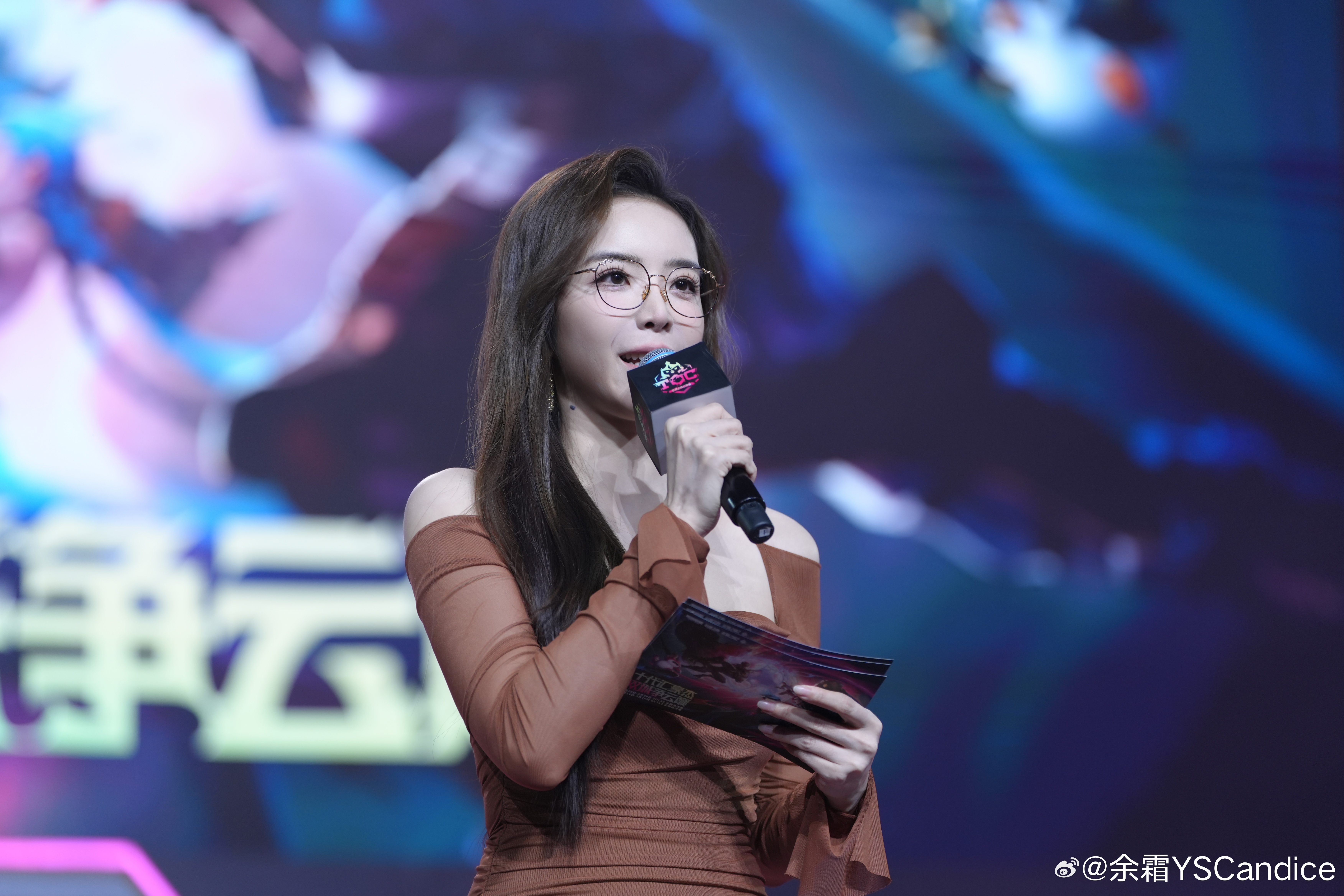 png电子网站羡慕管狗！余霜晒照：今天是黑长直配美拉德风！完全不一样呢！