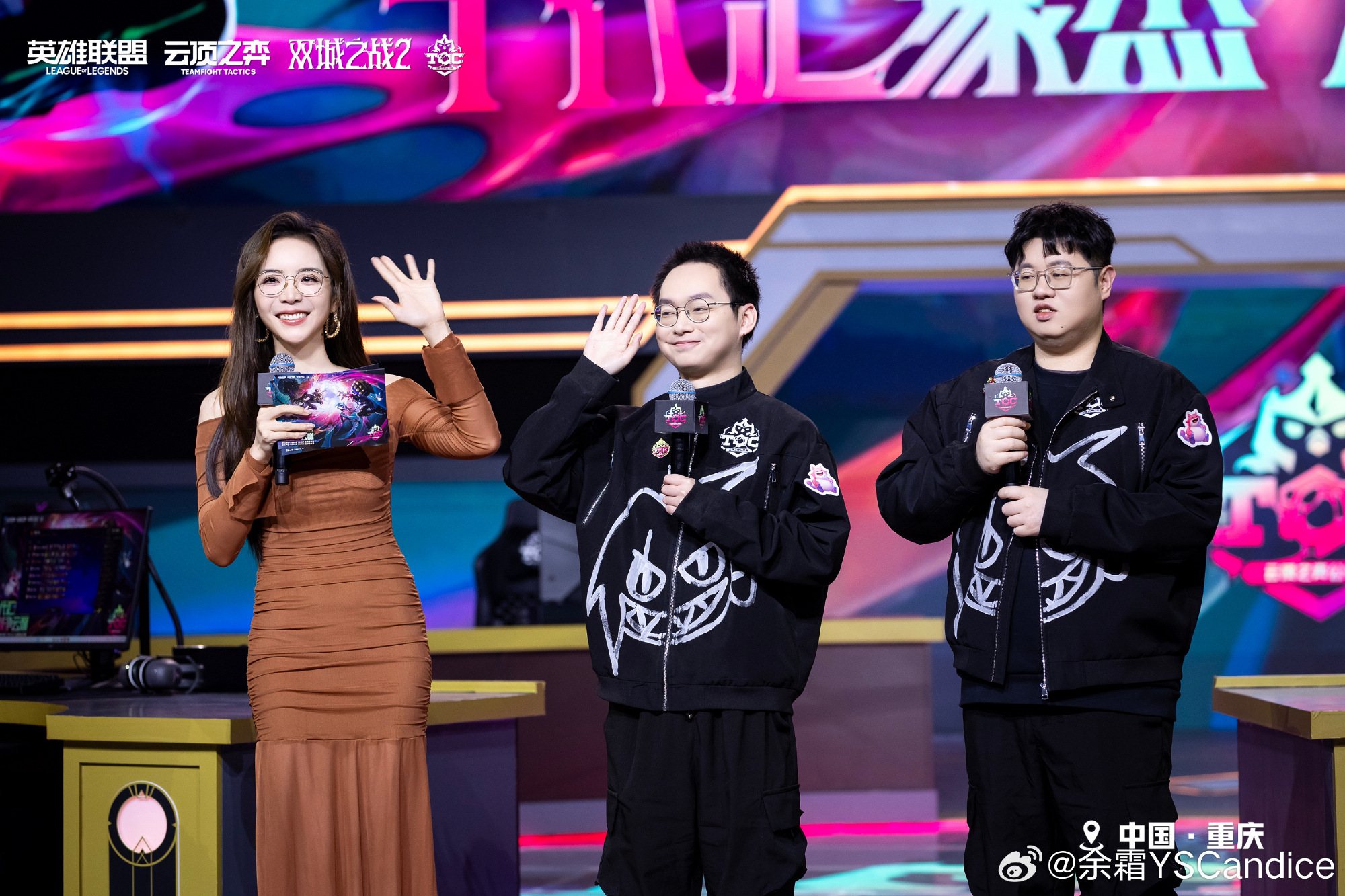 png电子网站羡慕管狗！余霜晒照：今天是黑长直配美拉德风！完全不一样呢！