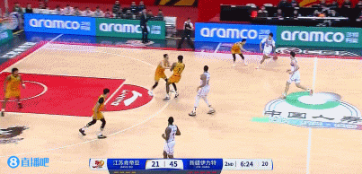 电子png游戏花了！赵睿突破吸引两人&助攻阿不都轻松上空篮 分差来到26分！