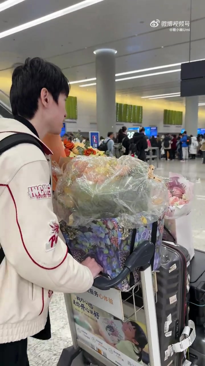 电子png游戏糖小幽晒Doinb回家照：跨越1400km，大家的花也从西安带回家啦！