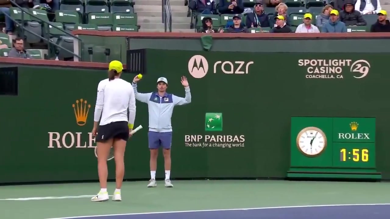 png电子网站斯瓦泰克罕见发怒，往地上扣球差点砸到球童