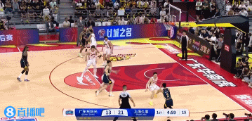 png电子官网艰难止血！徐杰侧翼三分颠进篮筐 帮助广东咬住比分
