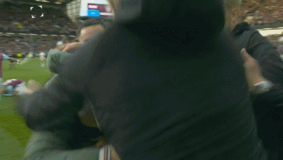 png电子网站🎇我们升超了！伯恩利球员赛后疯狂庆祝，球迷纷纷涌入球场