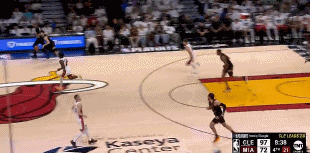 电子png游戏杀疯了！杰罗姆转换速推&小莫布里追身三分再进！28分分差了！