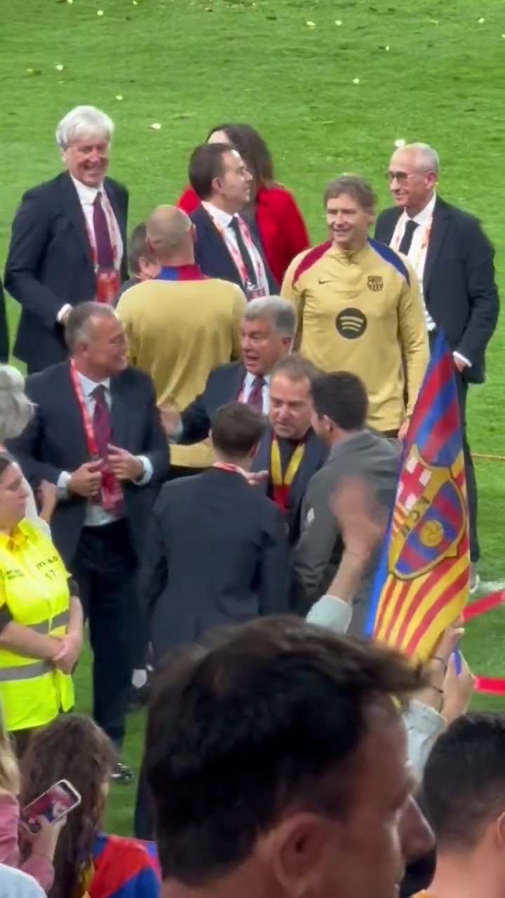 png电子官网选帅选对了！国王杯夺冠后拉波尔塔与弗里克拥抱