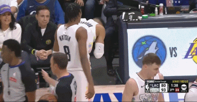 电子png游戏威少与博格丹爆发口角一人一T😂威少跑去解说台鼓掌👏