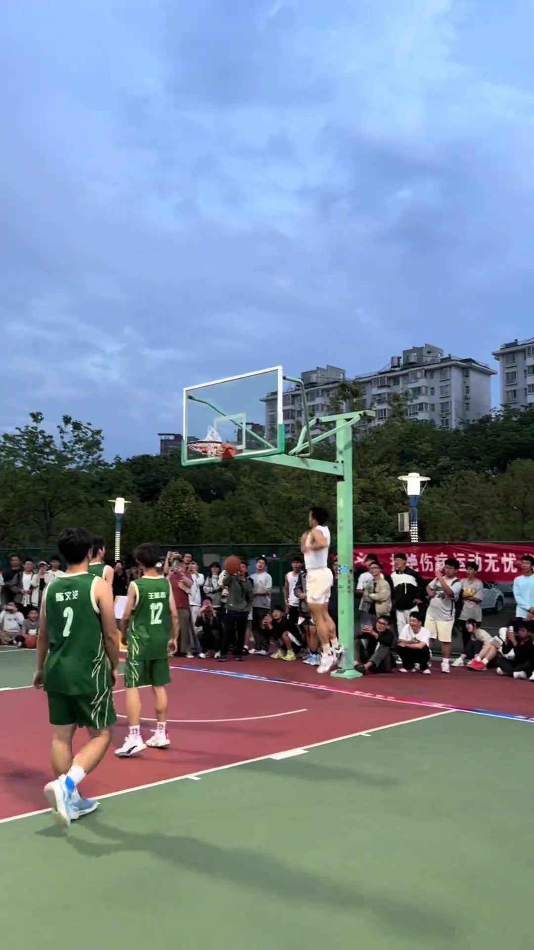 png电子官网野球场上滑翔暴扣！矣进宏晒视频：这氛围太棒 珍惜当下