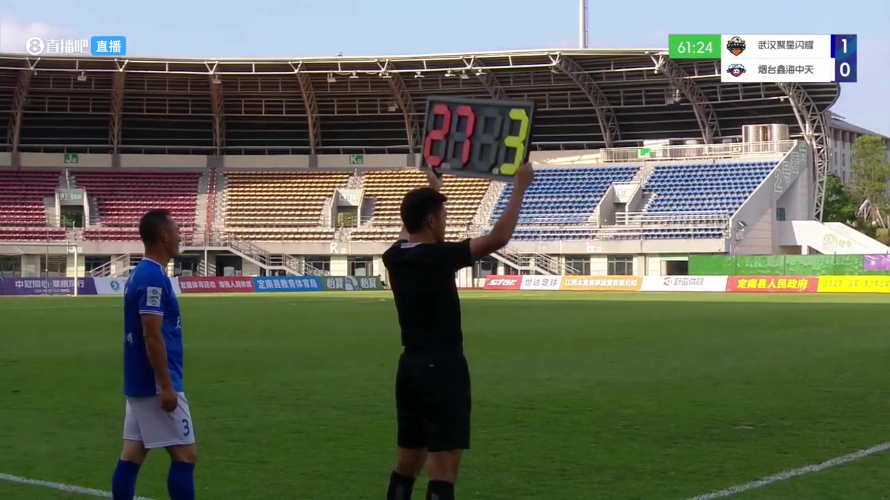 png电子😦主教练正在热身？中冠第61分钟烟台52岁主教练将自己替换上场