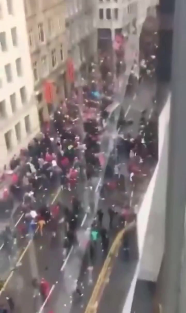 电子png游戏汽车冲撞球迷！利物浦官方：为受影响的人祈祷 将与警方保持联系