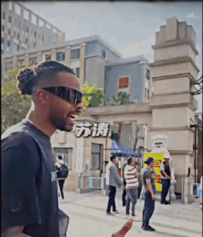 png电子官网偶像接你放学🤩拉塞尔接高三粉丝放学并送上球鞋:祝他好运