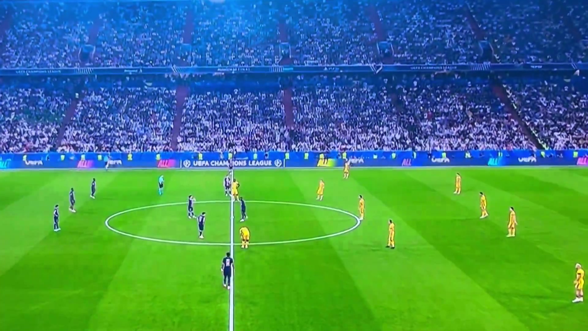 png电子平台吹响逼抢号角！巴黎开场大脚送球权，在国米半场压上准备就地反抢