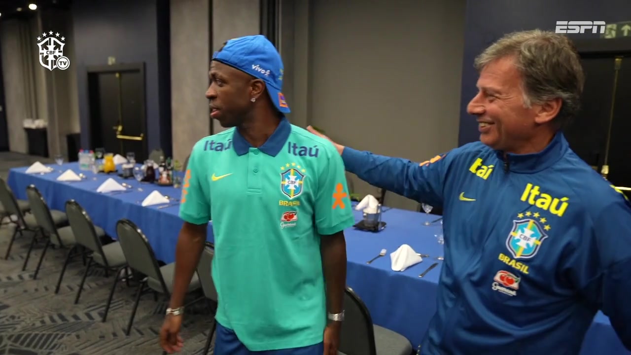 png电子桑巴军团新周期！巴西国脚与安切洛蒂及教练团队见面