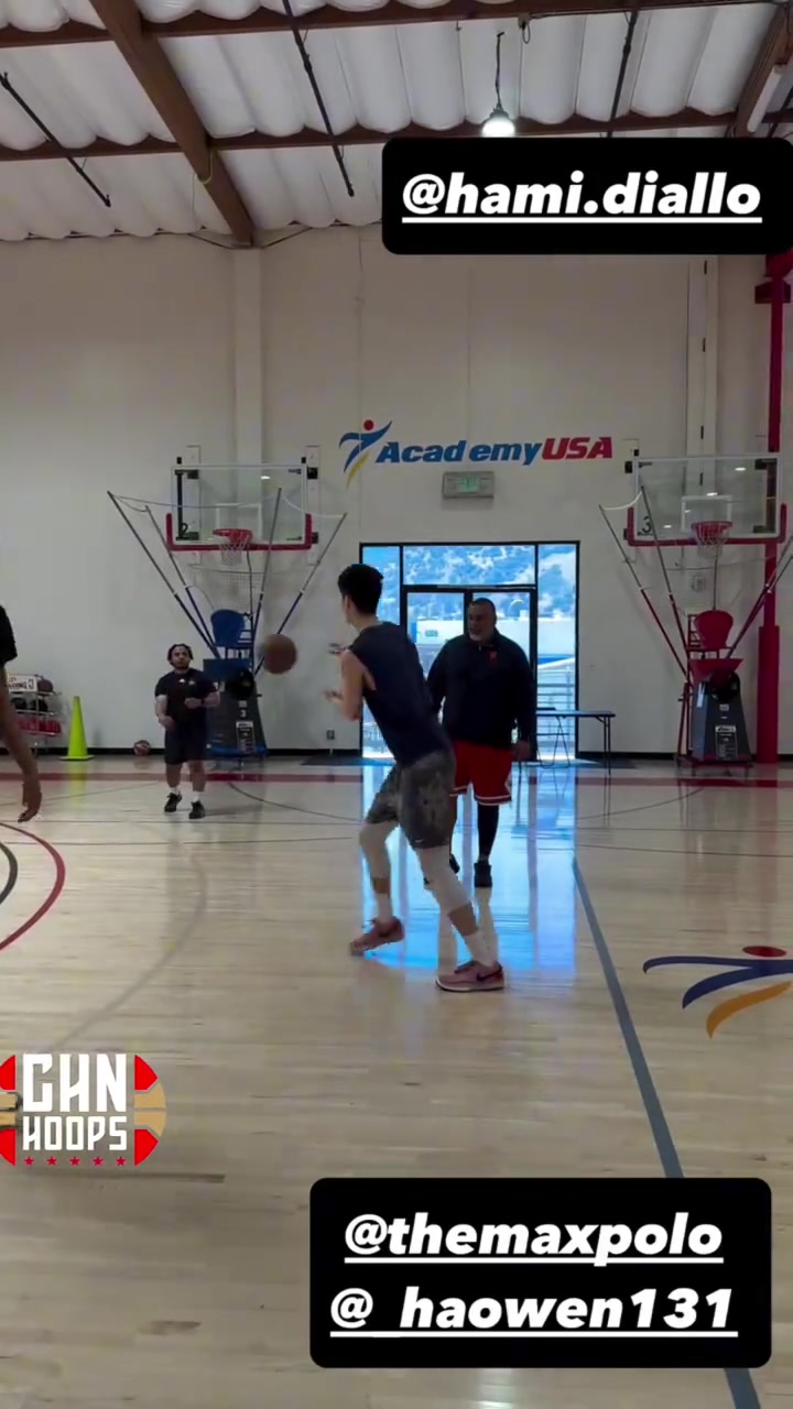 png电子看看效果！迪亚洛和郭昊文一起在洛杉矶特训