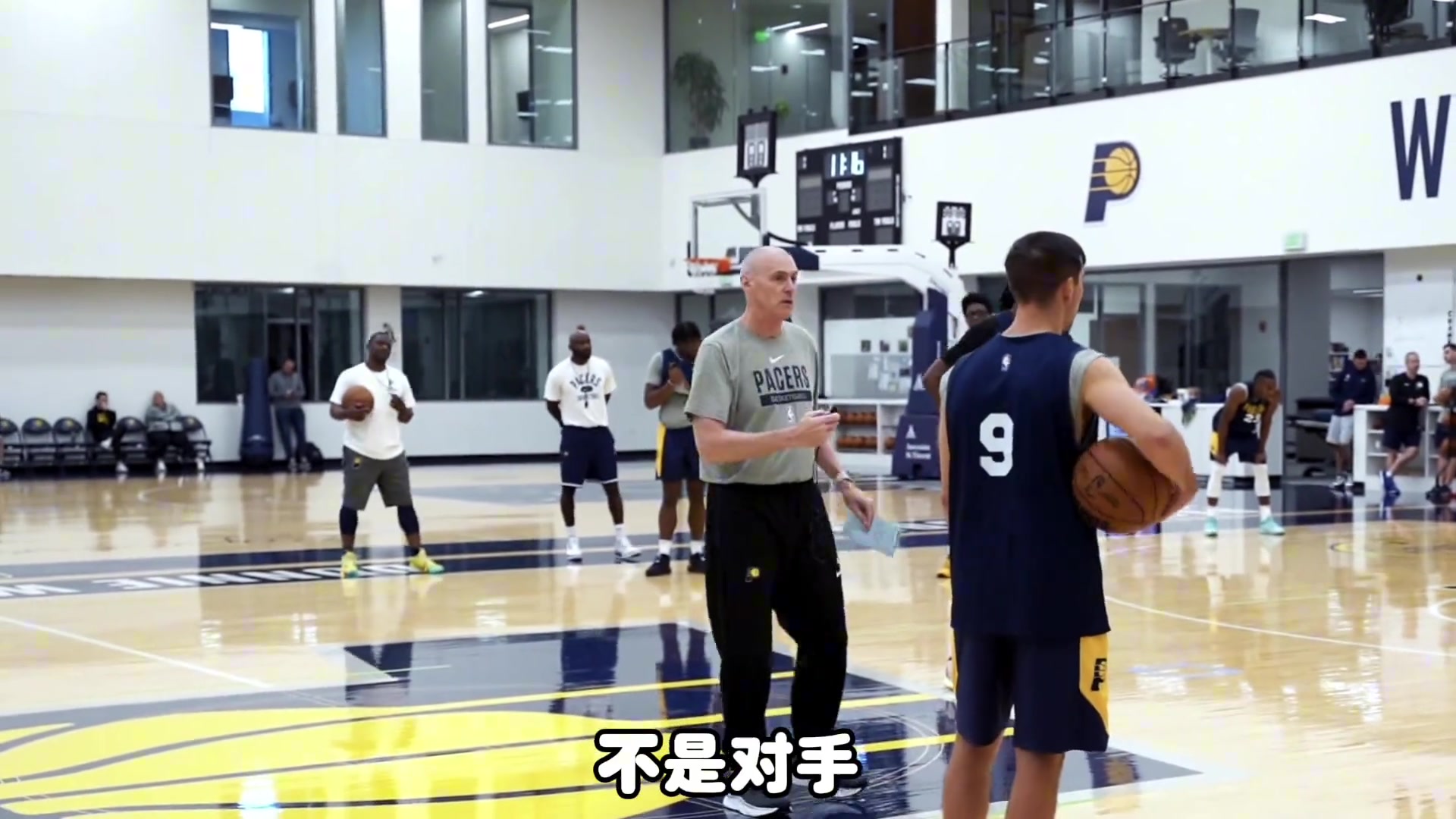 png电子官网杨毅：锡伯杜面对卡莱尔不堪一击 尼克斯想争冠不能用他&他该退了