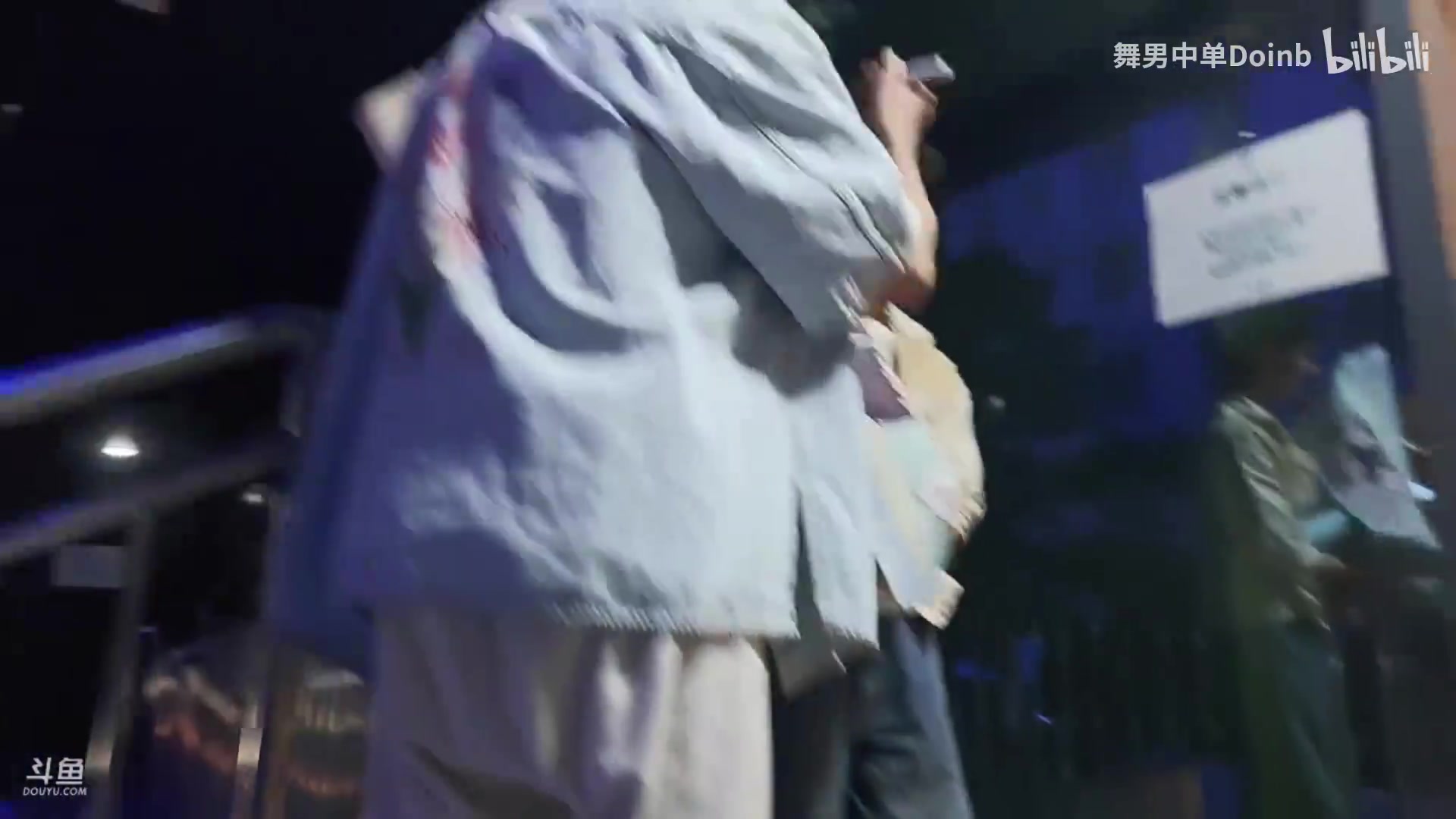 png电子网站大明星！Doinb贵阳户外一路上全是粉丝互动合影 投喂贵州特产